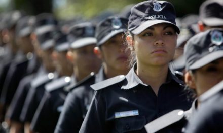 Exigir la misma altura mínima a hombres y mujeres policías es ilegal