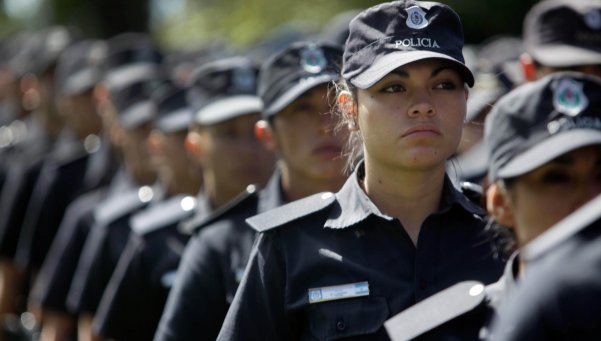 Exigir la misma altura a hombres y mujeres policía es ilegal | ERL