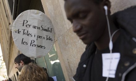 La justicia anula la asistencia sanitaria a los extranjeros irregulares en Cataluña