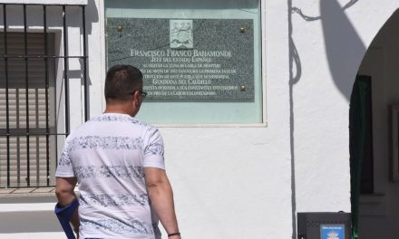 El TSJ de Extremadura ordena retirar el escudo franquista de la fachada de un ayuntamiento