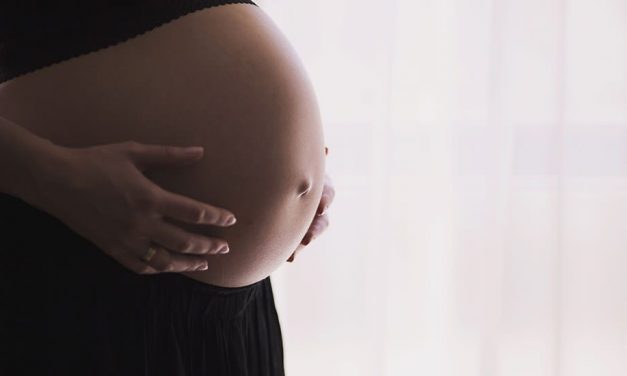 Un juez ordena el traslado al hospital de una mujer que había sobrepasado la semana 42 de embarazo y quería dar a luz en su domicilio