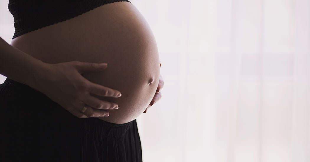 Un juez ordena el traslado al hospital de una mujer que había sobrepasado la semana 42 de embarazo y quería dar a luz en su domicilio