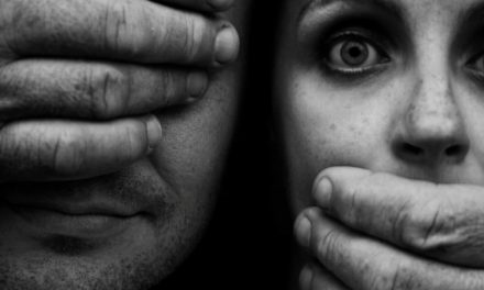 El silencio y el acoso cómplices del entorno de la víctima y del agresor en la violencia de género