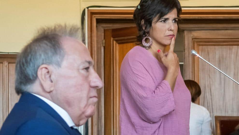 Condenado al pago de una multa de 13.800 euros el empresario que simuló besar a la parlamentaria Teresa Rodríguez